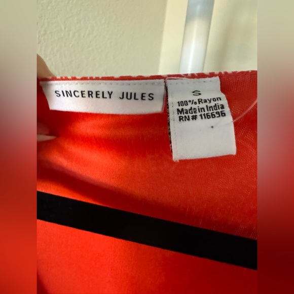 Sold. 🌺Sincerely Jules Coral Print V-Neck Sundress - Picture 4 of 4